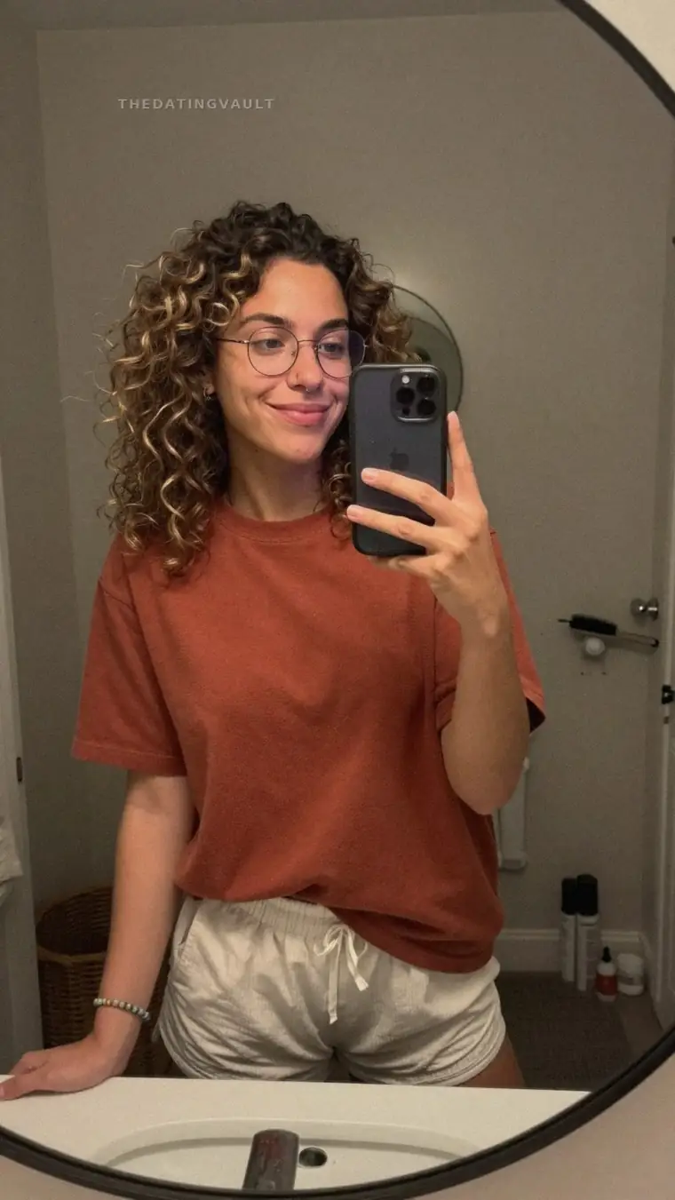 Tara (25) - Sydney